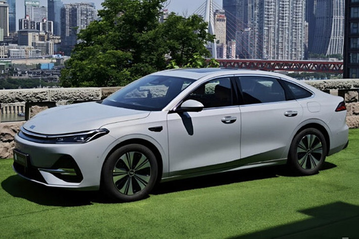 Động cơ kết hợp với mô-tơ điện P3 tích hợp trong hộp số hybrid chuyên dụng một cấp của xe. Mô-tơ điện này tạo ra công suất tối đa 238 mã lực và mô-men xoắn cực đại 262 Nm. Nhờ đó, xe có khả năng tăng tốc từ 0-100 km/h trong 7,1 giây và đạt tốc độ tối đa 190 km/h.