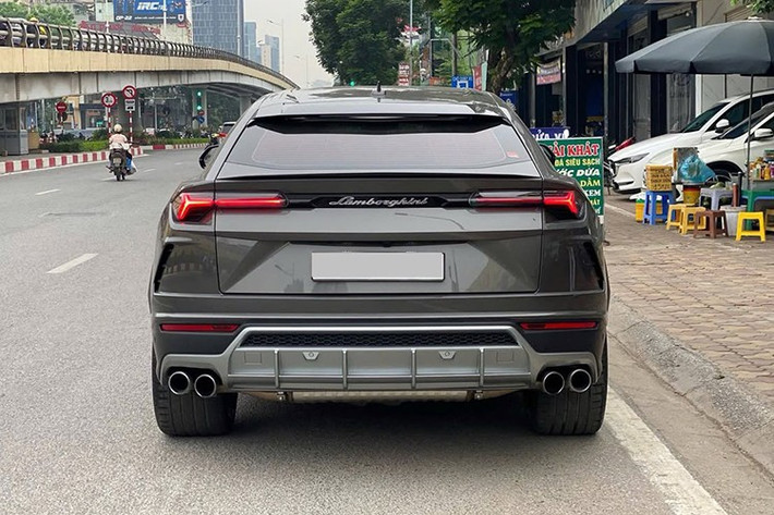 Hãng siêu xe Lamborghini trang bị đến 6 chế độ lái cho siêu SUV Urus và gọi là Anima. Ngoài 3 chế độ lái quen thuộc trên các siêu xe như Strada (đường phố), Sport (thể thao), Corsa (đường đua), siêu SUV Urus còn có thêm 3 chế độ lái khác là Sabbia (đường cát), Terra (việt dã) và Neve (tuyết).
