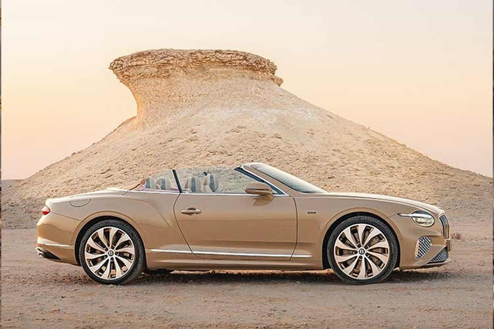 Bentley Continental GTC Azure Mulliner Qatar Edition được nhắc đến được cho là một khúc ca ngợi vẻ đẹp hoàng hôn vùng Vịnh, và toàn bộ ngoại thất (và cả những chi tiết khác) đều dựa trên cảm hứng đó. Lớp sơn có tên là Desert Sand (Cát Sa Mạc) và được mô tả là "một sắc màu mật ong phản chiếu ánh sáng vàng rực rỡ".