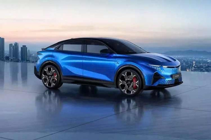 Tuy nhiên, nếu Alpine A390 muốn cạnh tranh với Porsche Macan Electric, thì giá của nó phải thấp hơn. Mẫu xe này có giá khởi điểm 78.000 đô la (tương đương 57.935 bảng Anh) cho phiên bản cơ bản, với công suất 355 mã lực và khả năng tăng tốc từ 0 đến 60 dặm/giờ (97 km/h) trong 5,4 giây, và có giá ít nhất 109.500 đô la (81.330 bảng Anh) cho phiên bản Turbo, với công suất 630 mã lực, chỉ mất 3,1 giây để tăng tốc 0-100 km/h.