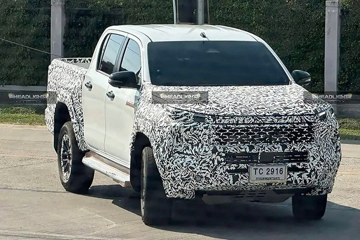 Khối động cơ mới trên xe bán tải Toyota Hilux TRAVO 2026 kết hợp với hộp số sàn 6 cấp hoặc hộp số tự động 6 cấp, dẫn động cầu sau hoặc dẫn động 4 bánh bán thời gian 4WD.
