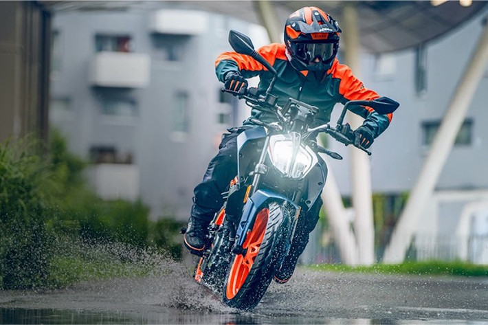 Các tùy chọn màu sắc bao gồm Cam Điện Tử, Xanh Đại Tây Dương và Bạc Ánh Kim Mờ. Việc đặt hàng KTM 160 Duke đã bắt đầu thông qua trang web chính thức và tại tất cả các đại lý ủy quyền. Việc giao xe KTM 160 Duke sẽ sớm bắt đầu.