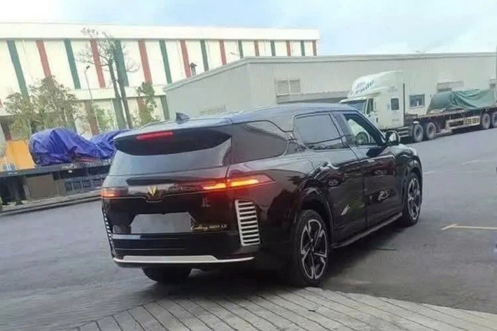 Rất có thể đây chính là phiên bản đặc biệt của dòng xe điện VinFast VF9 2026 sẽ sớm ra mắt Việt Nam. Nguyên nhân là bởi xe đi kèm nhiều chi tiết ngoại thất màu vàng ánh kim, tương tự những phiên bản đặc biệt trước đó của VinFast như Hỏa Long Độc Bản.