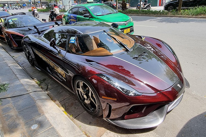 Siêu phẩm Koenigsegg Regera của Hoàng Kim Khánh có khả năng tăng tốc từ vị trí xuất phát lên 100 km/h trong thời gian 2,8 giây trước khi đạt vận tốc tối đa 400 km/h. Koenigsegg Regera có khả năng tăng lực ép xuống mặt đường 450 kg khi đạt tốc độ 250 km/h.