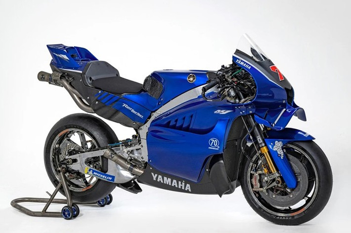 Ra mắt vào năm 2002, siêu môtô Yamaha YZR-M1 trang bị động cơ 4 xy-lanh thẳng hàng với trục khuỷu crossplane, khác với các đối thủ như Ducati, Honda hay KTM đang sử dụng động cơ V4.