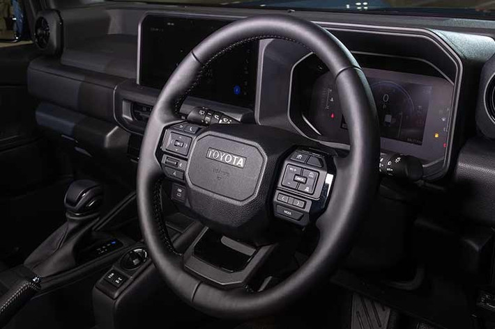 Với chiều dài tổng thể 4.575 mm, rộng 1.855 mm, cao 1.960 mm và chiều dài cơ sở 2.580 mm, FJ ngắn hơn Land Cruiser 250 tới 348 mm, cho thấy rõ định hướng đô thị hóa và linh hoạt trong vận hành. Dù nhỏ hơn, mẫu SUV này vẫn giữ nguyên chất gồ ghề vốn có, thể hiện qua các đường nét vuông vức, hốc bánh lớn, trụ C dày và lốp dự phòng gắn trên cửa hậu.