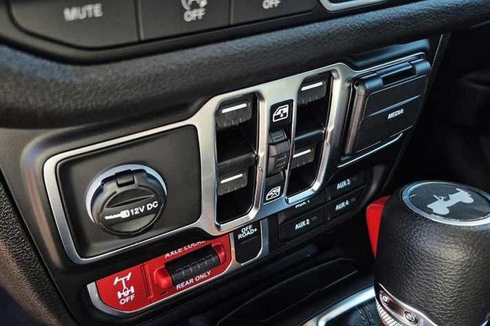 Điểm nhấn của chiếc xe vẫn là khối động cơ HEMI V8 dung tích 6.4L, sản sinh công suất 470 mã lực và mô-men xoắn 637 Nm. Willys 392 được trang bị cầu Dana 44 với tỷ số truyền 4.56, vi sai khóa điện tử cầu sau.