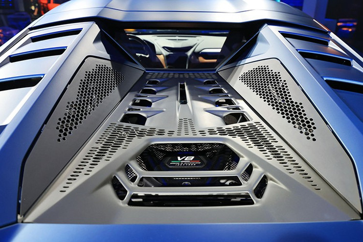 Cung cấp sức mạnh cho Temerario là hệ truyền động plug-in hybrid (PHEV), gồm động cơ xăng V8 4.0L tăng áp kép, công nghệ Hot V, cho công suất 800 mã lực tại vòng tua từ 9.000 đến 9.750 vòng/phút và mô-men xoắn cực đại 730 Nm trong dải 4.000–7.000 vòng/phút.