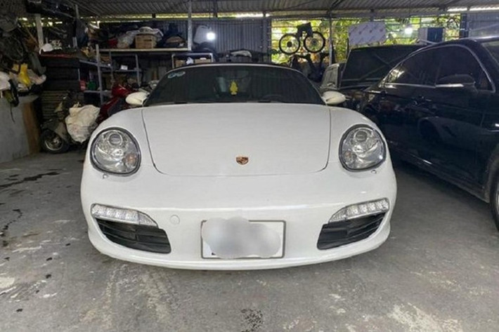 Đối với năm mô hình 2007 trở về sau, hãng xe Porsche đã giúp Boxster nhận được một động sửa đổi để giúp xe có công suất mới lên đến 242 mã lực cùng với đó là thời gian đua nước rút từ vị trí đứng yên lên 100 km/h được rút xuống 6,1 giây trước khi đạt vận tốc tối đa 258 km/h.