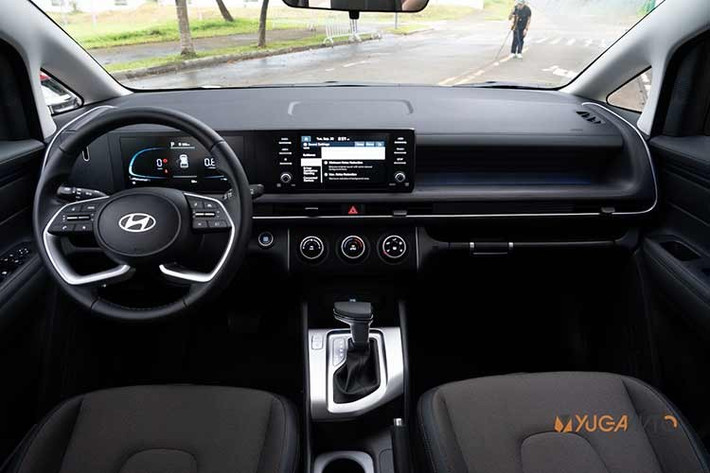 Bên trong, mẫu MPV cỡ nhỏ này cũng được cải tiến về mặt thiết kế và trang bị. Điều này được thể hiện rõ nhất qua màn hình kép mới, tích hợp bảng đồng hồ kỹ thuật số và màn hình thông tin giải trí, vừa hiện đại vừa gọn gàng hơn. Táp-lô được thiết kế lại với các khe gió điều hòa hẹp hơn, không còn trang trí dạng ống.