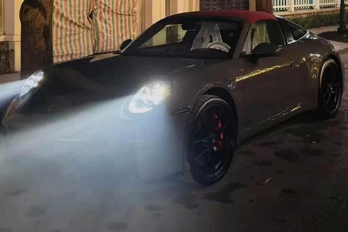 Dải đèn hậu được thiết kế lại dưới dạng vòng cung ánh sáng tích hợp và logo 'PORSCHE' giúp phần đuôi của 911 trở nên sâu và bề thế hơn. Lưới tản nhiệt phía sau cũng được thiết kế lại với năm cánh ở mỗi bên, kết hợp cùng cửa kính phía sau để tạo nên một tổng thể liền mạch, hợp nhất với cánh gió khi ở vị trí thu gọn.