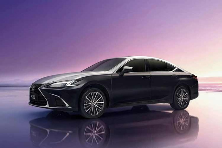 Lexus cho biết thiết kế tương phản rõ nét giữa phần thân trên và thân dưới xe lấy cảm hứng từ ánh trăng phản chiếu trên sông và biển. Cụ thể hơn, Lexus đã phủ tông màu lên nắp ca-pô, nóc, các cột và cốp sau của ES 200 Moon Shadow 2026. Toàn bộ phần bên dưới lại được sơn màu đen tương phản.
