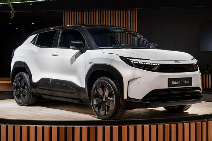 Con số tương ứng của bản tiêu chuẩn với pin 48 kWh là khoảng 300 km. Trong khi đó, bản AWD với pin 61 kWh đạt phạm vi di chuyển khoảng 350 km. Xe có thể sạc nhanh DC với công suất tối đa lên đến 150 kW. Chưa rõ sau Indonesia, hãng Toyota có giới thiệu mẫu SUV điện này ở những thị trường Đông Nam Á khác như Việt Nam hay không.