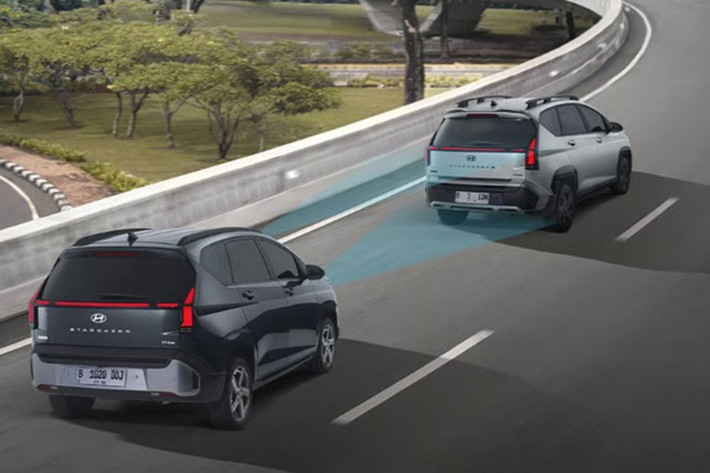 Xe cũng được trang bị hệ thống ADAS với gói Hyundai Smart Sense bao gồm các tính năng như cảnh báo điểm mù, cảnh báo va chạm phía trước, cảnh báo lệch làn và hỗ trợ giữ làn, cảnh báo phương tiện cắt ngang phía sau, ga tự động thích ứng, đèn pha tự động thích ứng...