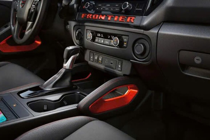 Nissan Frontier 2026 còn được bổ sung phiên bản PRO-4X R hoàn toàn mới. Đây là sản phẩm hợp tác giữa Nissan và Roush Performance. Mẫu xe được định vị như đối thủ trực diện của Ford Ranger Raptor trong phân khúc bán tải hiệu năng cao.