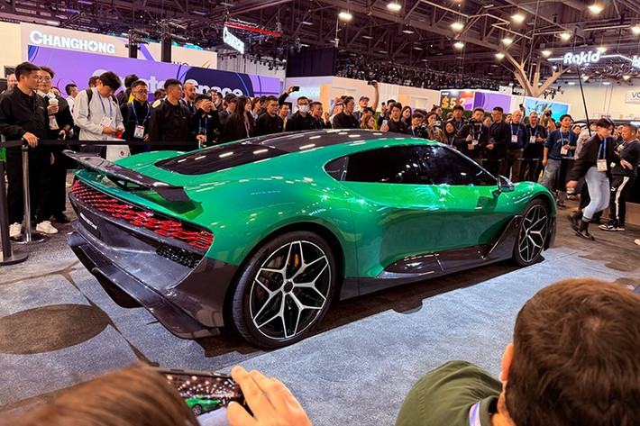 Trên thực tế, phần đầu xe gợi nhớ nhiều hơn đến Ferrari F8 Tributo thay vì bất kỳ mẫu siêu xe Bugatti Chiron nào. Dreame Nebula 1 được giới thiệu là xe 4 cửa, nhưng kiểu dáng tổng thể lại mang hơi hướng siêu xe nhiều hơn sedan. Gói trang bị khí động lực học bằng sợi carbon hầm hố cùng cánh gió trên nắp cốp kiểu xe đua cho thấy tiềm năng vận hành của mẫu xe Trung Quốc này.