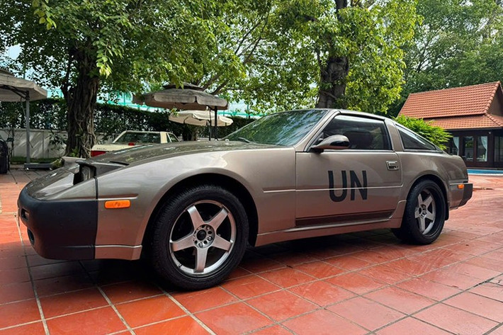 Thế hệ đầu tiên của 300ZX, được biết đến với tên gọi Z31, được sản xuất từ ​​năm 1983 đến năm 1989 và đã thành công về doanh số, trở thành mẫu xe Z bán chạy nhất của Nissan, và chiếc xe của doanh nhân này cũng là bản Z31. Xe được độ lại vô lăng đua, thêm hộc đựng cốc và gạt tàn xì gà cho chủ nhân sử dụng.