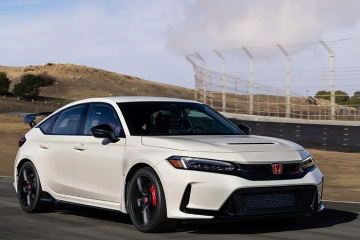Cụ thể, Honda Civic Type R 2026 có giá khởi điểm 46.895 USD (hơn 1,22 tỷ đồng), cộng thêm 1.195 USD phí vận chuyển, nâng tổng giá bán lên 48.090 USD (hơn 1,25 tỷ đồng). Con số này cao hơn 1.000 USD so với năm 2025 và vượt xa mốc 42.895 USD (1,17 tỷ đồng) khi mẫu xe lần đầu ra mắt vào năm 2023.