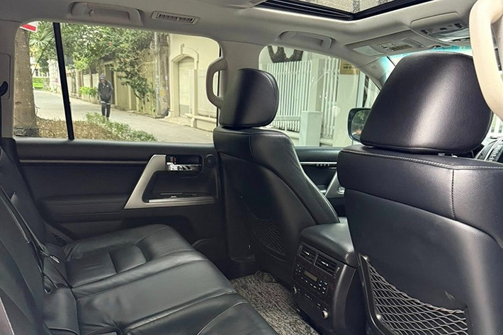 Các tiện ích gồm; điều hòa tự động 4 vùng với tổng cộng 28 cửa gió, hệ thống sưởi PTC hỗ trợ làm ấm nhanh trong điều kiện thời tiết lạnh. Các tiện nghi tiêu chuẩn khác gồm Smart Key, nút bấm khởi động, cửa sổ trời chỉnh điện, kính riêng tư phía sau, gương chống chói tự động và hệ thống HomeLink.