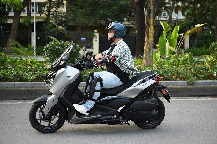 Nằm trong dòng sản phẩm MAX Series của Yamaha – cùng với TMAX và NMAX – XMAX 300 là mảnh ghép không thể thiếu trong hành trình định hình một phân khúc hoàn toàn mới: tay ga thể thao cao cấp. Với DNA thể thao rõ nét, công nghệ hiện đại và triết lý thiết kế toàn diện, XMAX không đơn thuần là phương tiện di chuyển – mà là tuyên ngôn về đẳng cấp và cá tính.