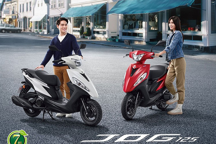 Với phiên bản 2025, xe có thêm 2 màu sắc là Dull Blue Solid B và Vivid Red Metallic 5, sẽ được bán cùng với hai màu hiện tại là Black Metallic X và White Metallic 1. Mức giá xe Yamaha Jog 125 2025 (đã bao gồm thuế) là 267.300 yên, tương đương khoảng 48,3 triệu đồng