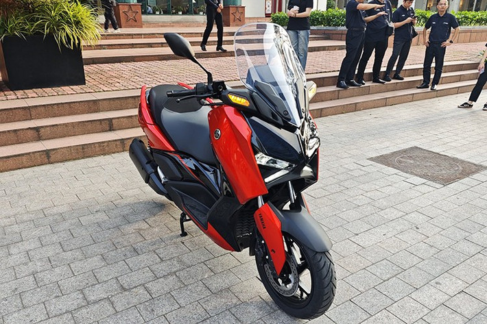 Ngôn ngữ thiết kế MAX DNA không chỉ hiện diện qua kiểu dáng góc cạnh, mà còn thể hiện ở sự kết hợp tinh tế giữa khí động học và cảm giác lái cân bằng. Đặc trưng nhận diện của dòng XMAX được thể hiện rõ qua cụm đèn LED chữ “X” ở cả phía trước và sau – một chi tiết không chỉ giúp tăng khả năng hiển thị mà còn khẳng định bản sắc độc đáo.