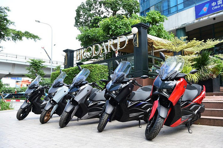 Lấy cảm hứng từ tinh thần đổi mới không ngừng, Yamaha Motor Việt Nam chính thức trình làng XMAX 300 – mẫu xe tay ga thể thao hiệu suất cao, đánh dấu chuẩn mực mới trong phong cách di chuyển hiện đại. Đây không chỉ là một chiếc xe, mà là tuyên ngôn về lối sống tiên phong – nơi hiệu năng, tiện nghi và thẩm mỹ hòa quyện thành một trải nghiệm lái đỉnh cao.