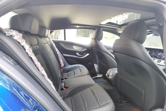 Về Mercedes-AMG GT 53 4Matic 2022 tại Việt Nam, xe sẽ có các màu sơn như trắng Polar, đen Obsidian, xám Graphite, bạc High-tech và cuối cùng là màu xanh Spectra cá tính. Chiếc xe Mercedes-AMG GT 53 4Matic bản nâng cấp giữa vòng đời trong bài viết này có màu Spectra Blue cùng sọc màu vàng chạy bên hông cửa xe và nhiều chi tiết sơn đen.