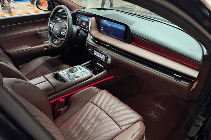 Điểm nhấn khác biệt chính là hàng ghế sau với thiết kế thương gia, có cụm điều khiển trung tâm dạng “yên ngựa”, rèm che chỉnh điện, màn hình cảm ứng 8 inch, ghế massage và chế độ ngả thành giường ở vị trí “chủ tịch”.