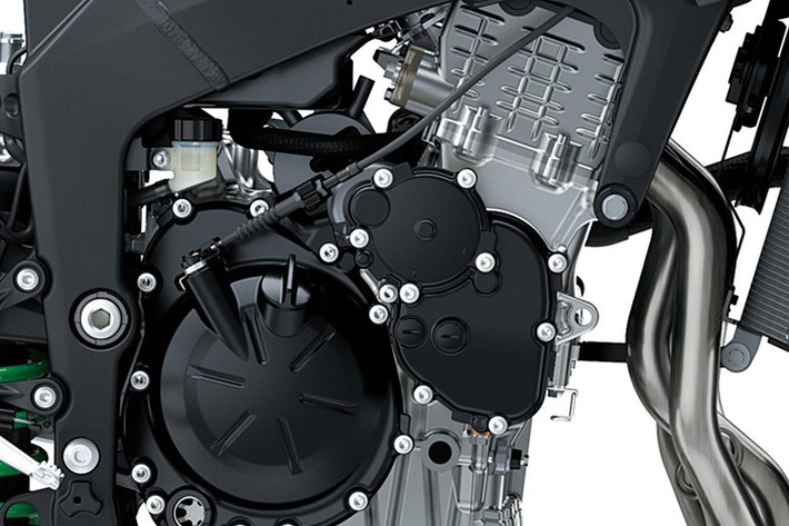 Về hiệu năng, Ninja ZX-6R 2026 tiếp tục sử dụng động cơ 4 xi-lanh thẳng hàng, dung tích 636cc, làm mát bằng dung dịch, cho công suất tối đa 124 mã lực và mô-men xoắn 69 Nm. Khi kết hợp với hệ thống RAM Air, xe có thể đạt công suất cực đại lên đến 129 mã lực. Xe sử dụng hộp số 6 cấp và được tích hợp hệ thống Quick Shifter và Assist &amp; Slipper Clutch.