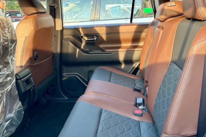 Ngoài ra, Toyota Innova Cross 2.0G còn được trang bị nhiều tính năng an toàn chủ động giúp mang lại sự an tâm cho người lái như: Hệ thống hỗ trợ khởi hành ngang dốc (HAC), Đèn báo phanh khẩn cấp (EBS), Hệ thống chống bó cứng phanh (ABS), Hệ thống cân bằng điện tử (VSC), 8 cảm biến hỗ trợ đỗ xe...