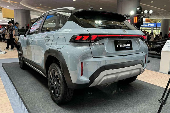 Phần đầu xe gây ấn tượng với lưới tản nhiệt cỡ lớn, tấm ốp gầm, cụm đèn pha tách rời kèm dải LED ban ngày. Xe còn có ốp nhựa đen quanh thân và khoảng sáng gầm 170 mm, mang đến dáng vẻ đặc trưng của SUV.