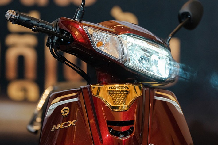 Toàn bộ hệ thống đèn LED mang lại hiệu suất chiếu sáng cao, gia tăng sự an toàn khi vận hành ban đêm. Tư thế lái thoải mái nhờ chiều cao yên 760 mm, phù hợp vóc dáng người châu Á và tiện lợi cho việc di chuyển nội đô.