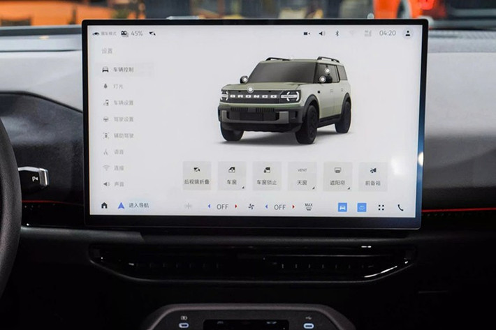 Trong đó, phiên bản thuần điện được trang bị pin dung lượng lớn, đạt 105,4 kWh, và hai mô-tơ điện cho tổng công suất 445 mã lực cùng mô-men xoắn cực đại 575 Nm. Con số này thậm chí cao hơn công suất của Ford Bronco Raptor dùng động cơ đốt trong trong khi mô-men xoắn cực đại gần như tương đương. Pin cho phép xe sở hữu phạm vi di chuyển 650 km sau một lần sạc.