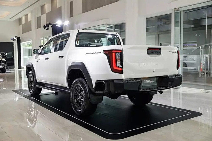 Dựa trên nền tảng khung gầm IMV của thế hệ hiện tại nhưng Hilux thế hệ mới có thiết kế sắc sảo, hiện đại hơn theo ngôn ngữ mà Toyota gọi là "Cyber Sumo". Xe còn có thêm bậc lên xuống phía sau, cải thiện khả năng tiếp cận thùng xe, cùng tính năng hỗ trợ đóng/mở cửa thùng bằng điện ở các bản cao cấp. Mâm xe 18 inch xuất hiện trên các bản 4TREX và Prerunner Overland, trong khi các biến thể thấp hơn sử dụng mâm 17 inch