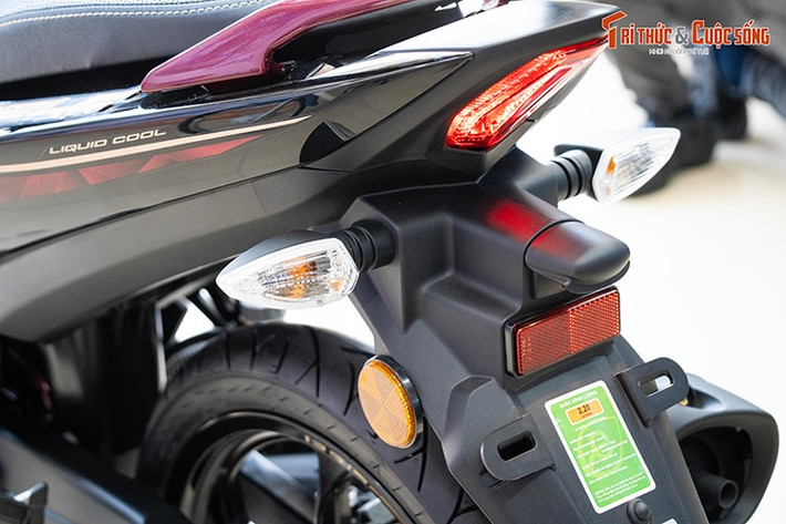 Đáng chú ý, mẫu underbone nhập khẩu Malaysia được công bố đạt tiêu chuẩn khí thải EU4, có thể sử dụng xăng sinh học E5 và E10. Đuôi xe vuốt nhọn, đèn hậu gọn gàng. Khác với phiên bản Yamaha Exciter 135 trước đây, đèn báo rẽ của xe đặt tách rời và bố trí trên chắn bùn sau.