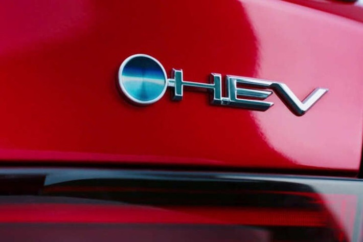 Mẫu xe này sở hữu động cơ xăng 1.5L hút khí tự nhiên (90 mã lực, 121 Nm) kết hợp động cơ điện (79 mã lực, 141 Nm), cho tổng công suất 110 mã lực. Đi kèm là hộp số e-CVT, pin lithium-ion 0,7 kWh, mức tiêu thụ nhiên liệu 3,8 lít/100 km và tốc độ tối đa 160 km/h.