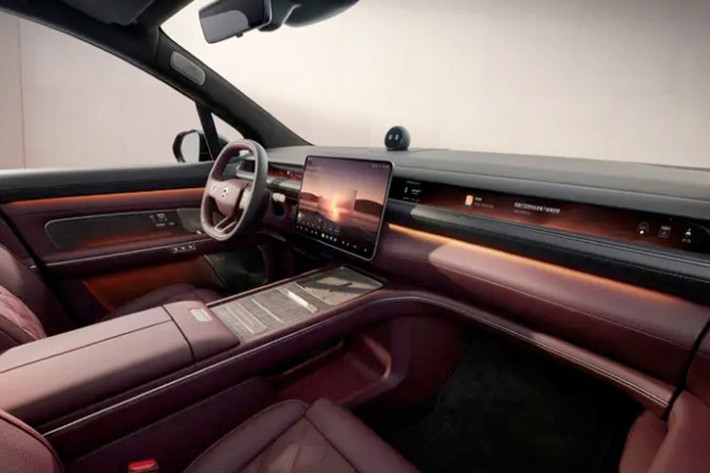 Điểm nhấn trong đợt công bố lần này là khoang cabin với nhiều phối màu nội thất, trong đó nổi bật là tông đỏ toàn phần kéo dài từ khoang lái đến cốp sau. Mỗi chi tiết đều được hoàn thiện tỉ mỉ, từ 52m² vật liệu mềm cao cấp, công tắc kiểu hàng không đến viền nhôm xước satin.