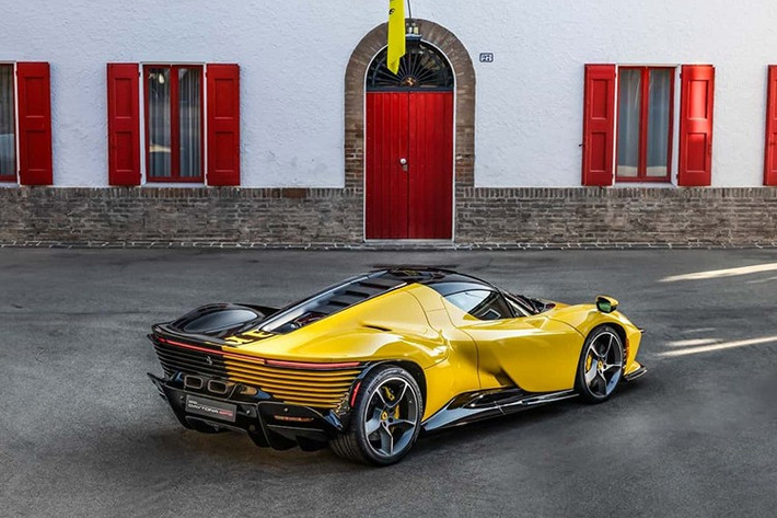 Khi Ferrari ra mắt Daytona SP3 vào năm 2021, toàn bộ 599 chiếc xe đã được đặt hàng trước cả khi quá trình sản xuất bắt đầu. Mỗi khách hàng đã trả khoảng 2,25 triệu đô la cho chiếc siêu xe V12 này, một lời ca ngợi dành cho những chiếc xe thể thao nguyên mẫu huyền thoại của thương hiệu những năm 1960. Đó lẽ ra đã là hồi kết của câu chuyện.