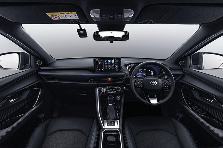 Khoang cabin của xe cũng sử dụng tông đen chủ đạo, với ghế bọc da tổng hợp và các chi tiết trang trí đồng bộ theo phong cách Nightshade. Danh sách trang bị giữ nguyên so với bản HEV Premium Luxury, gồm đèn LED...