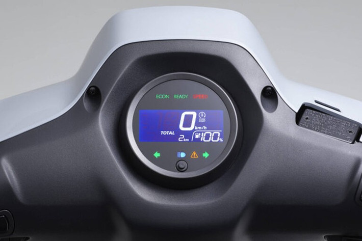 Mẫu xe máy điện của Yamaha cũng được trang bị cụm đồng hồ kỹ thuật số toàn phần hiển thị đầy đủ các thông số xe giúp người điều khiển nắm bắt được tình trạng xe tốt hơn.