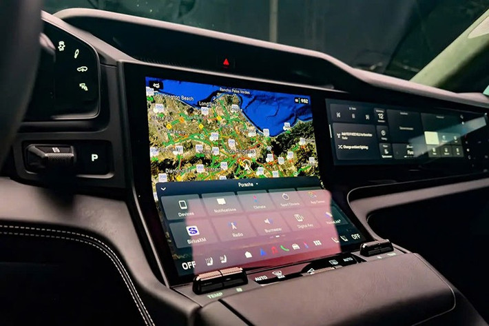 Đáng chú ý là hệ thống hiển thị thông tin trên kính lái (HUD) kích thước lên tới 87 inch tích hợp thực tế tăng cường. Dù sở hữu lượng màn hình "khủng", Porsche vẫn tinh tế giữ lại các phím vật lý cho điều hòa và âm lượng để đảm bảo thao tác thuận tiện khi lái xe.