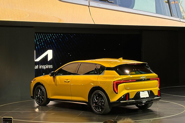 Kia K4 GT-Line được trang bị động cơ 1.6L T-GDI, công suất 142 kW, tương đương 190 mã lực và mô-men xoắn 264 Nm, cùng hệ thống treo đa liên kết chuyên dụng ở phía sau. "Kể từ khi ra mắt vào năm 2004, Cerato đã là trụ cột quan trọng cho thành công của Kia tại Úc và sẽ đạt doanh số 200.000 xe trong tháng này", ông Damien Meredith, Giám đốc Điều hành Kia Úc, cho biết.