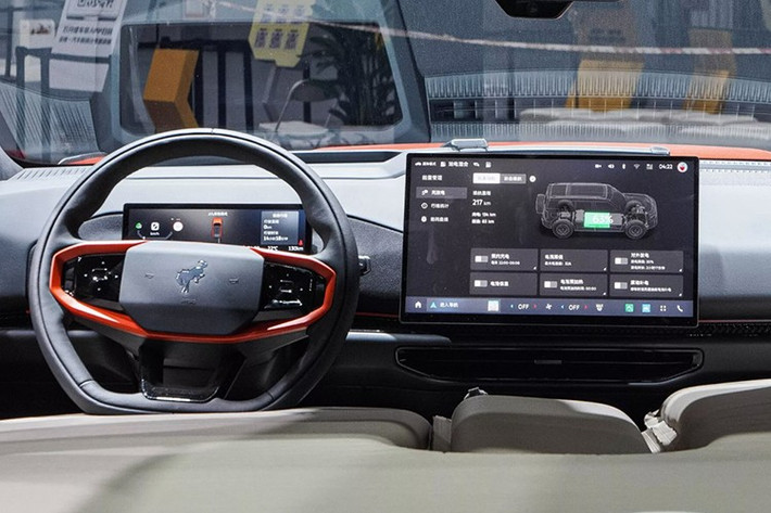 Bên trong, xe được trang bị màn hình giải trí 15,6 inch, cụm đồng hồ kỹ thuật số và head-up display 70 inch, những trang bị hiện đại hiếm thấy trong phân khúc. Basecamp còn tích hợp hơn 30 cảm biến và camera, cùng một LIDAR trên nóc để hỗ trợ hệ thống hỗ trợ lái nâng cao.