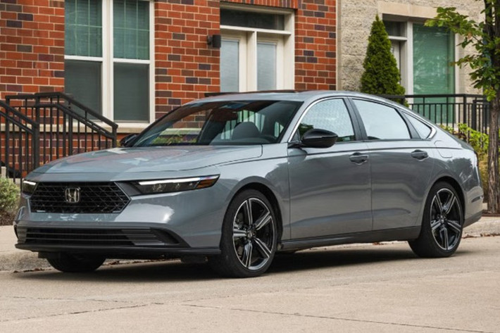 Honda Accord Hybrid: 4,9 lít/100 km ﻿Được định vị ở phân khúc sedan hạng D, Accord Hybrid ghi điểm với không gian rộng rãi, trang bị hiện đại và khả năng vận hành mượt mà. Mức tiêu hao nhiên liệu ở mức 4,9 lít/100 km giúp xe trở thành đối thủ nặng ký trong phân khúc sedan hybrid cỡ lớn.