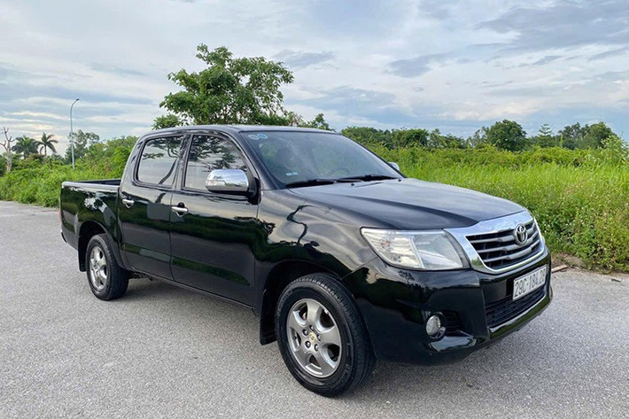 Toyota Hilux 2012 là mẫu xe được đánh giá cao về độ bền bỉ, tiết kiệm nhiên liệu và khả năng giữ giá. Nhưng nhược điểm của xe nằm ở trang bị tiện nghi với những tính năng cơ bản, khả năng vận hành chưa thực sự ấn tượng so với các mẫu xe cùng phân khúc, cùng với đó là tiếng ồn động cơ lớn.