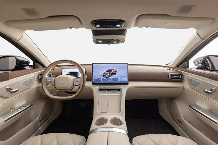 Về nội thất, bên trong khoang cabin của xe sedan plug-in hybrid Chery Fulwin A9L tại Trung Quốc được bọc da và da lộn, kết hợp chi tiết vân gỗ trang trí sang trọng.