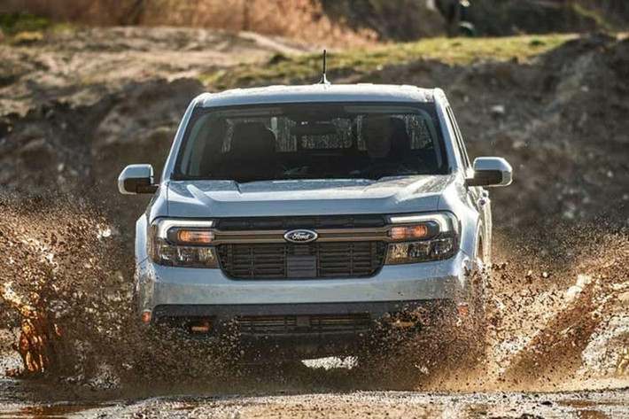 Ford Maverick (2023-2025) ﻿ Dù Ford F-150 thường thu hút phần lớn sự chú ý của khách hàng Mỹ nhưng chính mẫu Ford Maverick cỡ nhỏ với kết cấu khung gầm liền khối mới là cái tên góp mặt trong danh sách này. Tuy sở hữu kích thước khiêm tốn và nền tảng khung gầm chia sẻ với Escape, mẫu xe bán tải nhỏ nhất của Ford vẫn có khả năng kéo tải tối đa 1.815 kg.
