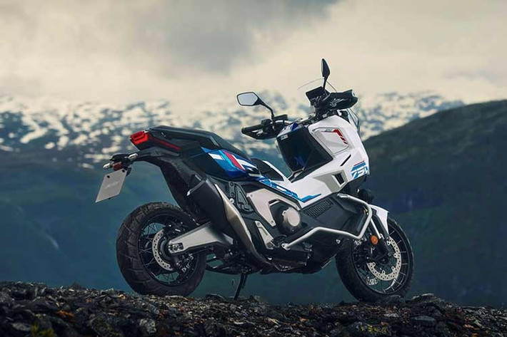 Kể từ lần đầu tiên ra mắt vào năm 2017, Honda X-ADV không đơn thuần chỉ là một chiếc tay ga hai bánh đơn thuần, mà là mẫu xe đã tái định nghĩa lại ngành công nghiệp xe máy nhờ khái niệm "SUV hai bánh" - kết hợp độc đáo giữa khả năng vận hành của một chiếc adventure và sự tiện lợi, thực dụng của một chiếc maxi-scooter.