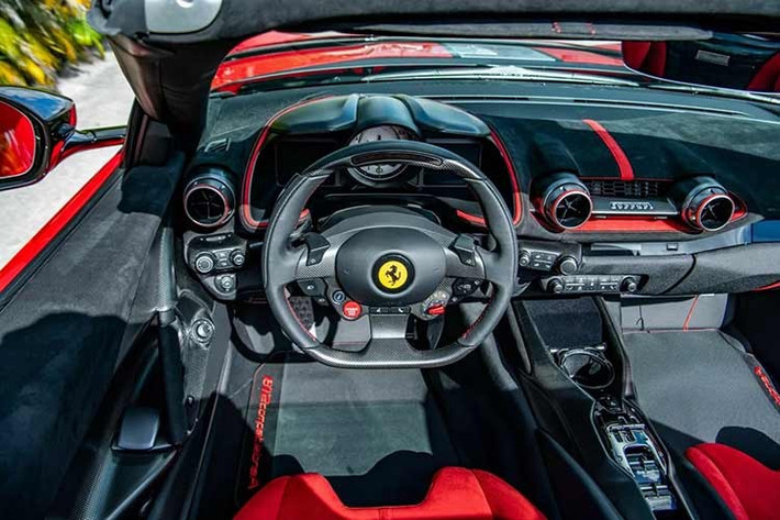 Khoang nội thất của chiếc Ferrari 812 Competizione A cũng rất đáng chú ý. Chất liệu da Alcantara màu Rosso và Nero trên ghế và bảng táp-lô. Ngoài ra, cốp xe cũng được bọc Alcantara màu đỏ rực, ghế ngồi thể thao với logo ngựa chồm trên tựa đầu.